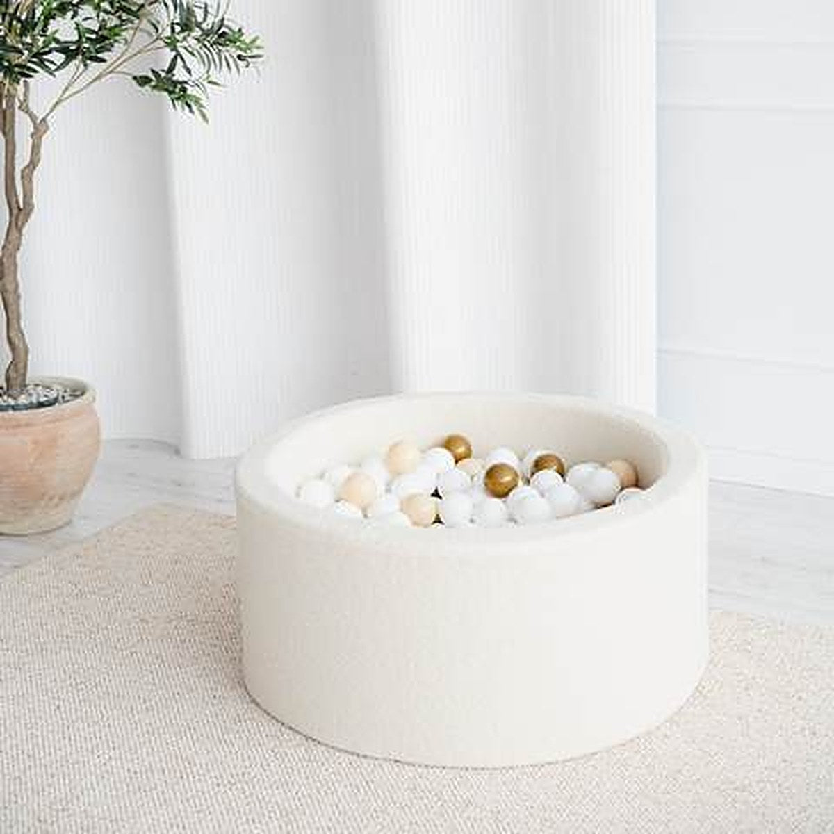 Bällebad in Creme im Kinderzimmer
