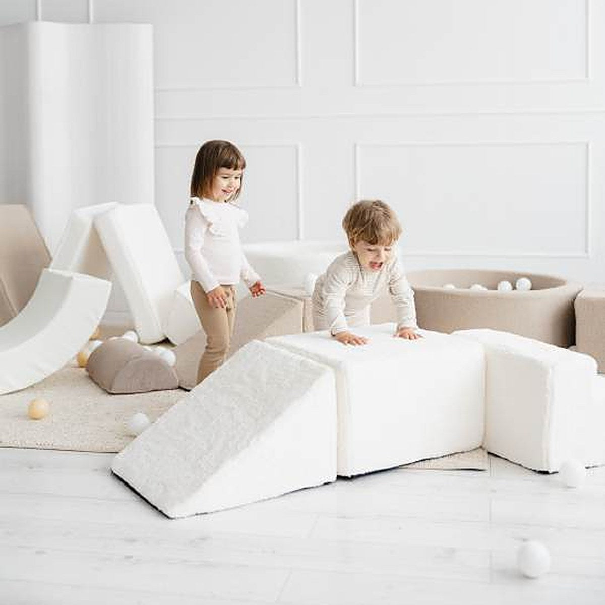 Kinder klettern über die Schaumstoff-Elemente