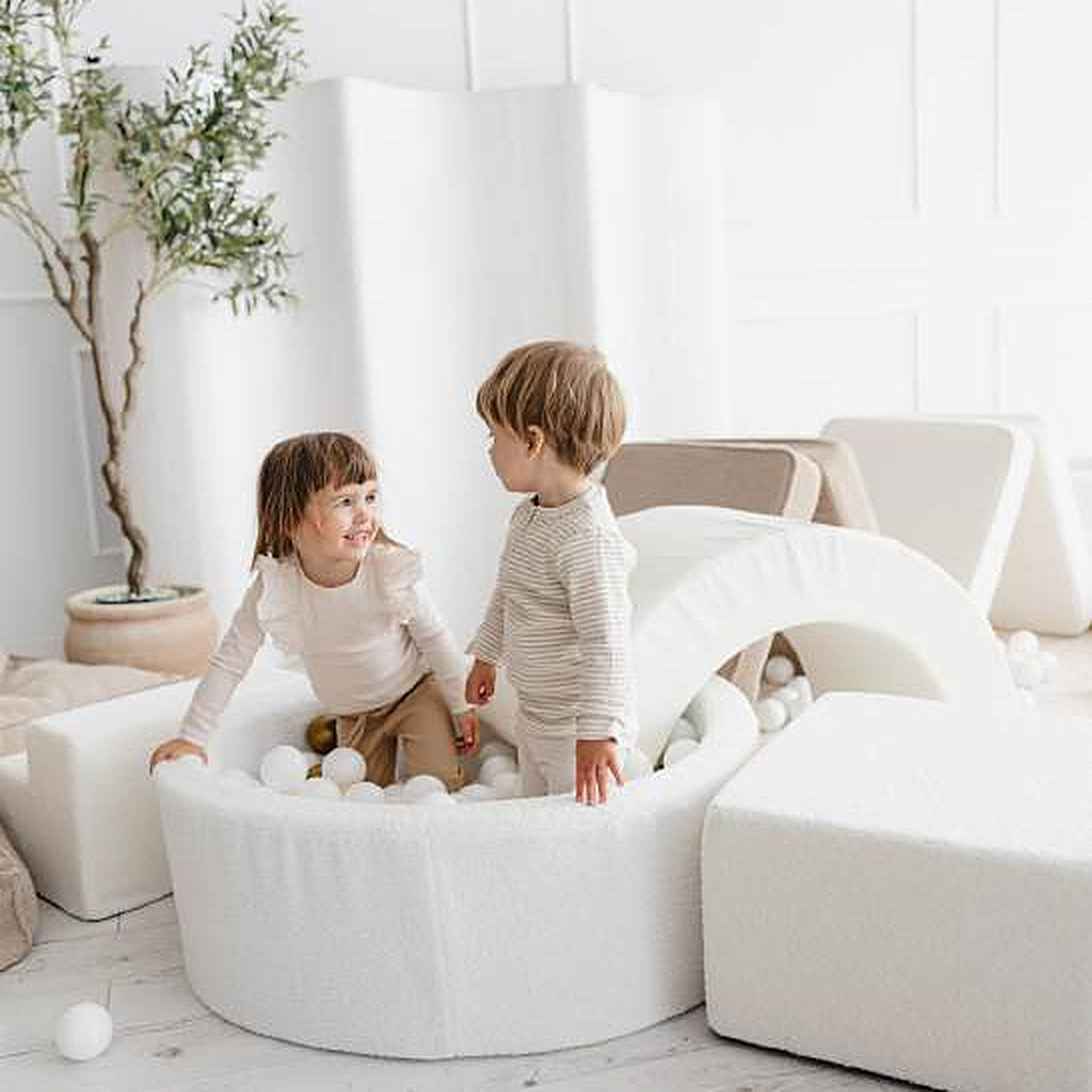 Zwei Kinder spielen zusammen