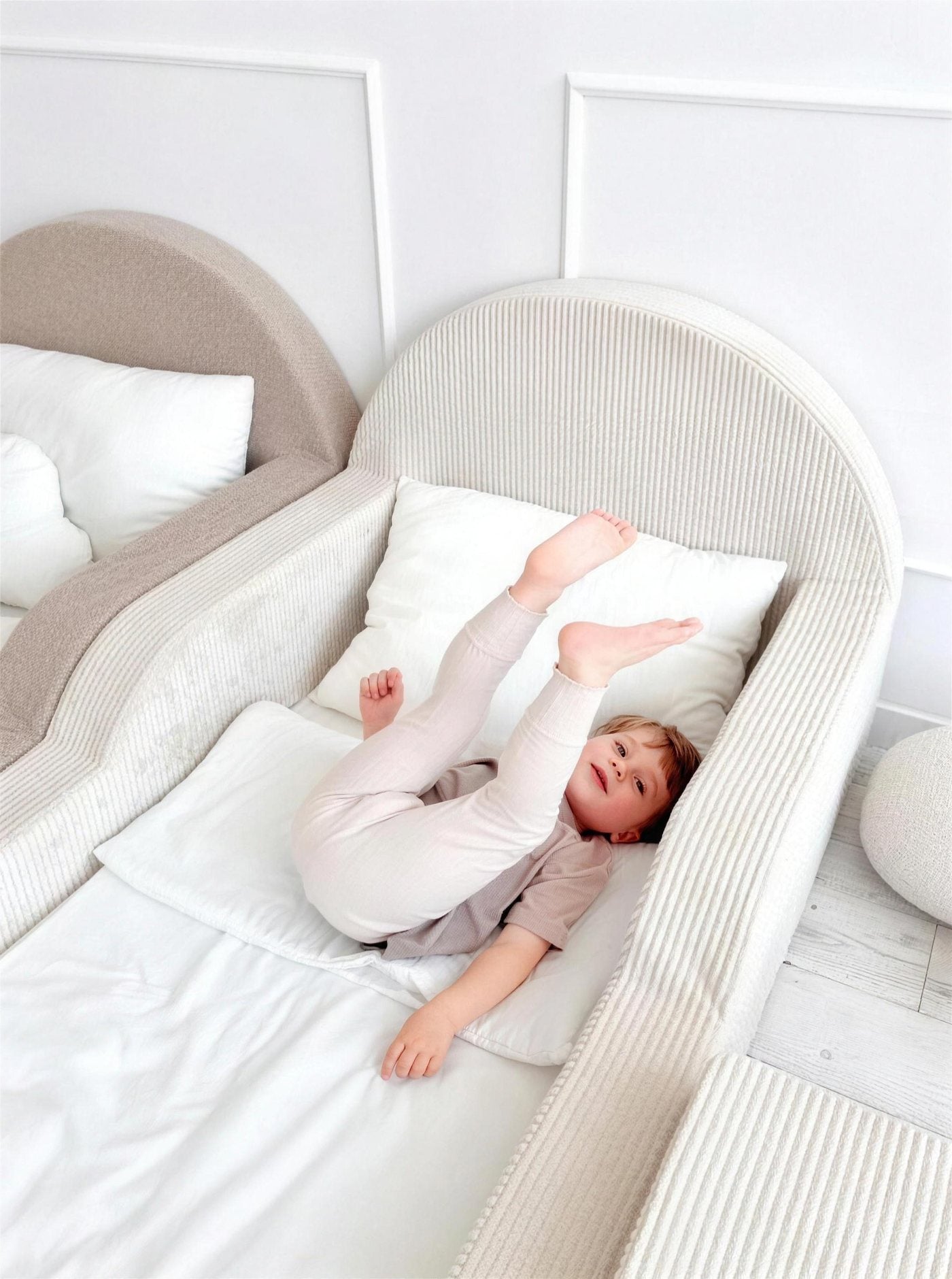 Kind entspannt im Cozy Sleep Bodenbett